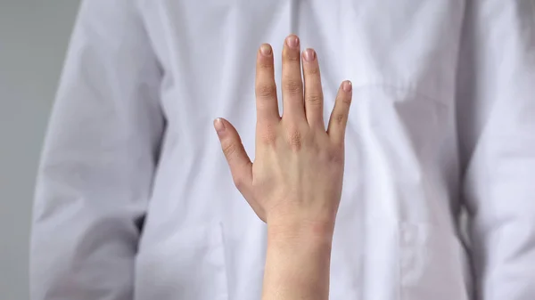 Therapeut Betrachtet Handgelenk Des Patienten Beurteilt Schwere Der Verletzung Nahaufnahme — Stockfoto
