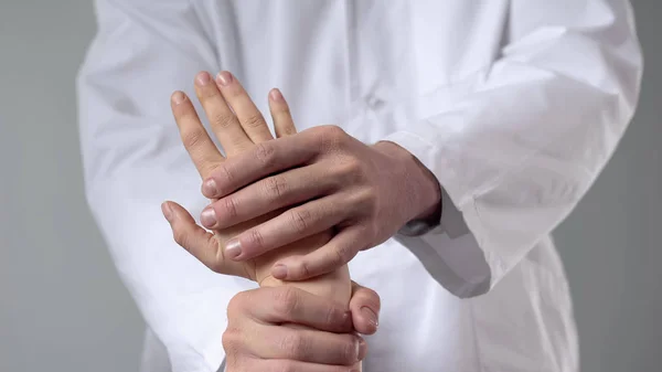 負傷した手首 代替医療治療を調べる医療スペシャ リスト — ストック写真