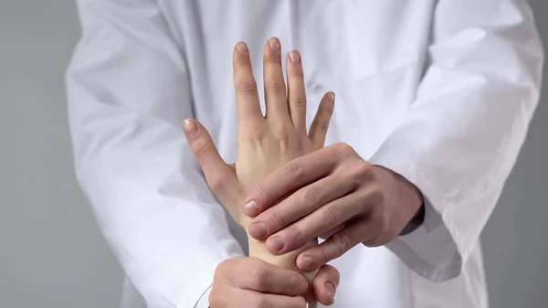 Massören Ger Patientens Handmassage Efter Skada Att Undersöka Patienter Handled — Stockfoto