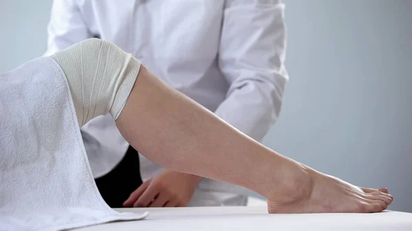 Arzt Untersucht Bandagiertes Bein Venöse Krampfadern Erste Hilfe Bei Verletzungen — Stockfoto