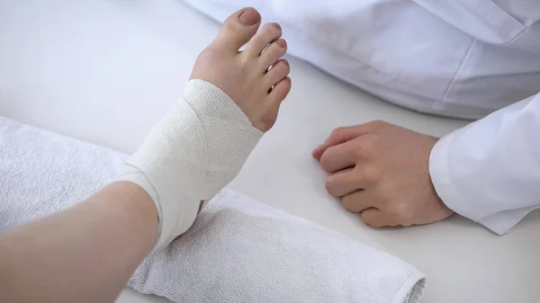 Revalidatie Specialist Verbanden Verstuikte Enkel Het Uitvoeren Van Training Letsel — Stockfoto