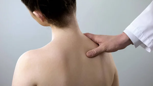 Специалист Осматривает Спину Женщины Держит Плечо Лечение Сколиоза — стоковое фото
