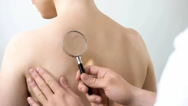 Dermatologista Examinando Ladys Pele Através Lupa Prevenção Câncer — Fotografia de Stock