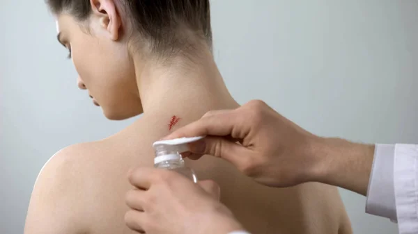 Médico Limpieza Herida Damas Espalda Con Antiséptico Primeros Auxilios Para —  Fotos de Stock