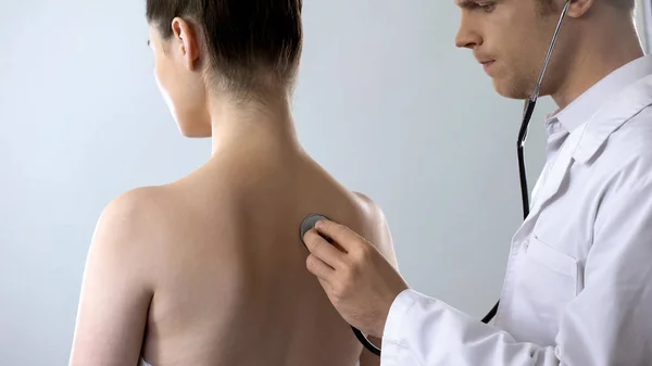 Médecin Examinant Une Jeune Femme Avec Stéthoscope Prévention Pneumonie Épidémie — Photo