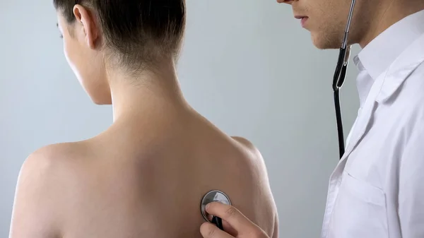 Médico Examinando Paciente Femenino Tratamiento Neumonía Prevención Epidémica —  Fotos de Stock