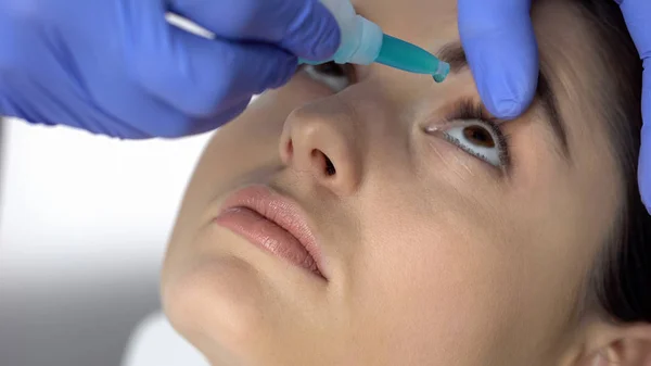 Médico Pingando Remédio Nos Olhos Paciente Exame Visão Secura Globo — Fotografia de Stock