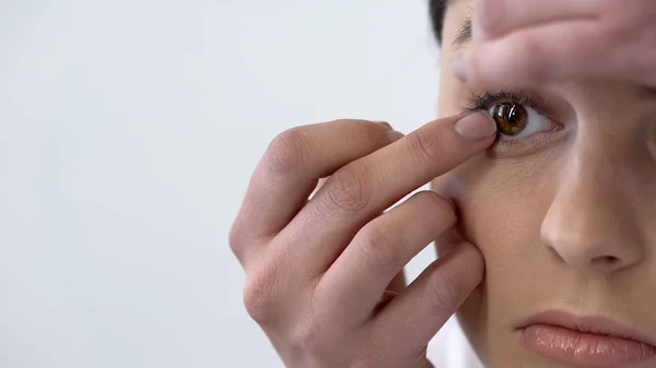 Jovem Senhora Colocando Lente Contato Olho Visão Higiene Close Rosto — Fotografia de Stock