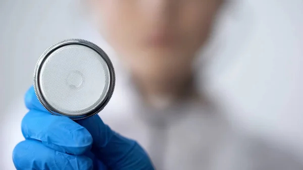 Médico Segurando Estetoscópio Para Ouvir Paciente Instrumento Médico Close — Fotografia de Stock