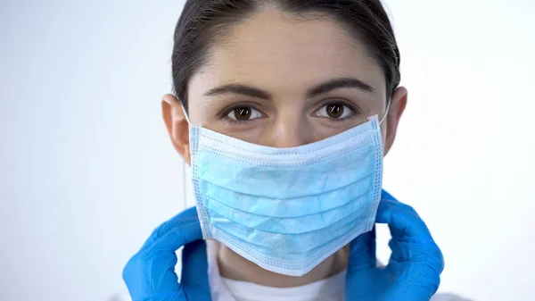 Lady Doctor Surgical Gloves Puts Mask Disease Prevention Healthcare — Stock Photo, Image