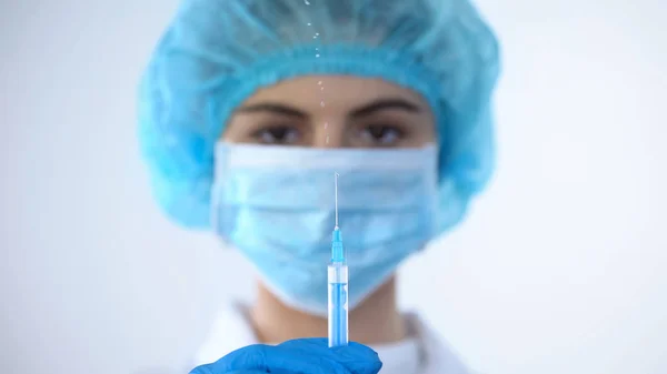 Enfermera Joven Preparando Jeringa Con Vacuna Bombeando Burbujas Aire Atención — Foto de Stock