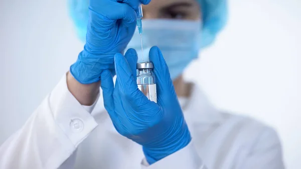 Läkare Kirurgisk Mask Tar Vaccin Med Spruta Från Ampullen Läkemedelsforskning — Stockfoto