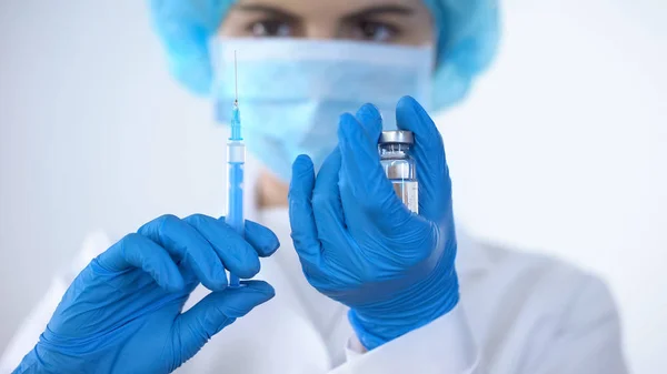 Медсестра Масці Яка Приймає Вакцину Шприцом Від Ампули Запобігання Епідемії — стокове фото