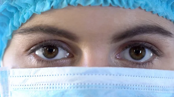 Νεαρή Γυναίκα Νοσοκόμα Βλέπουν Φωτογραφική Μηχανή Επαγγελματική Εξέταση Αξιόπιστη Κλινική — Φωτογραφία Αρχείου
