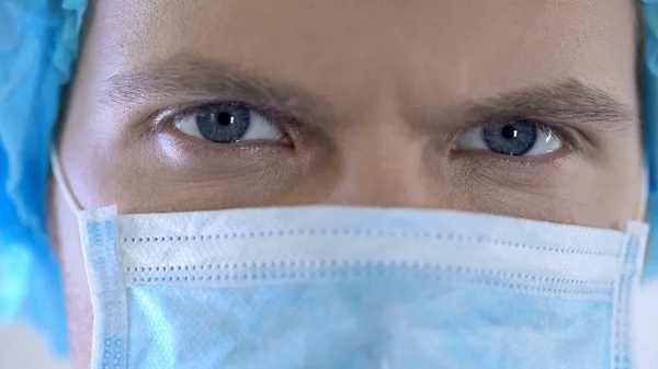 Erkek Cerrah Yüz Maskesinde Güvenle Seyir Tatlı Güvenilir Sağlık Hizmetleri — Stok fotoğraf