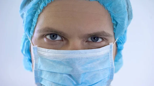 Gut Aussehender Männlicher Arzt Gesicht Maske Professionelle Chirurgendienste Medizin — Stockfoto