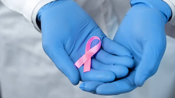 Růžová Stuha Rukou Lékařů Kampaň Povědomí Prevence Rakoviny Prsu — Stock fotografie