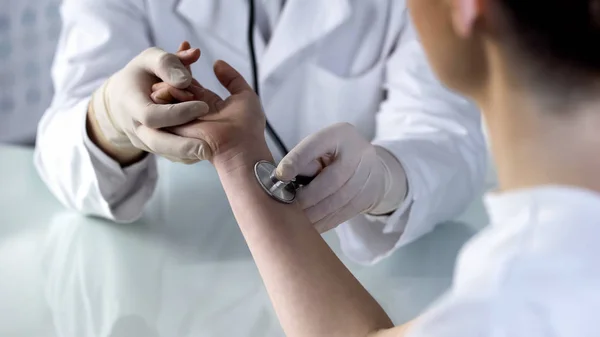 Médico Examinando Pulso Feminino Com Estetoscópio Consulta Hospitalar Saúde — Fotografia de Stock