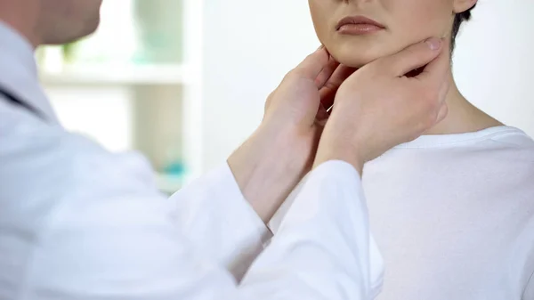 Medico Sesso Maschile Che Controlla Gola Collo Del Paziente Esame — Foto Stock