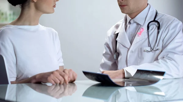 Онколог Рожевою Стрічкою Інформує Пацієнта Про Результат Мамограми — стокове фото