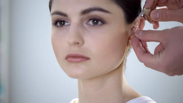 Arzt Setzt Gehörlosenhilfe Für Junge Frauen Ein Behandlung Von Hörstörungen — Stockfoto