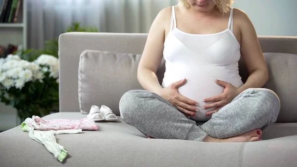Szczęśliwa Kobieta Ciąży Masując Jej Brzuch Uspokajający Relaksujący Płodu Wewnątrz — Zdjęcie stockowe