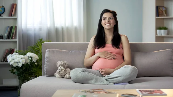 Inspirado Grávida Senhora Acariciando Barriga Sonhando Com Aparência Mais Breve — Fotografia de Stock