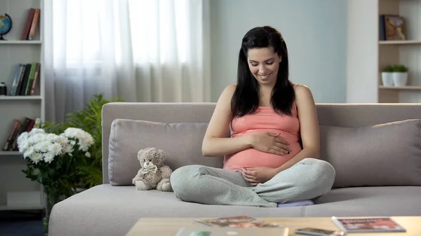 Annelik Içgüdüleri Kadın Yavaşça Sevgili Hamile Karnı Dokunmadan Dolu — Stok fotoğraf