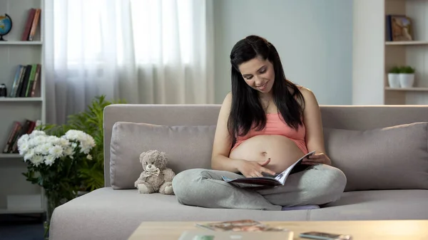 Felice Donna Incinta Revisione Catalogo Scegliendo Mobili Camera Dei Bambini — Foto Stock