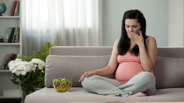 怀孕女孩遭受中毒 吃蔬菜沙拉 感觉疾病 — 图库照片