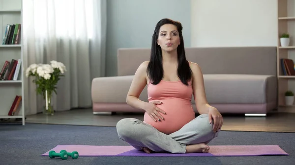 Zwangere Vrouw Zittend Yoga Mat Doen Van Ademhalingsoefeningen Buik Masseren — Stockfoto