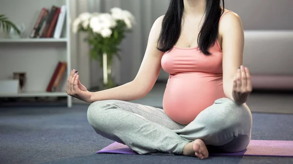 Gravida Gör Lotus Pose Yoga För Framtida Mum Bry Sig — Stockfoto