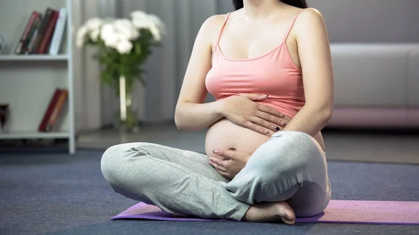 Έγκυος Γυναίκα Την Πρακτική Της Γιόγκα Στο Σπίτι Ηρεμεί Τον — Φωτογραφία Αρχείου