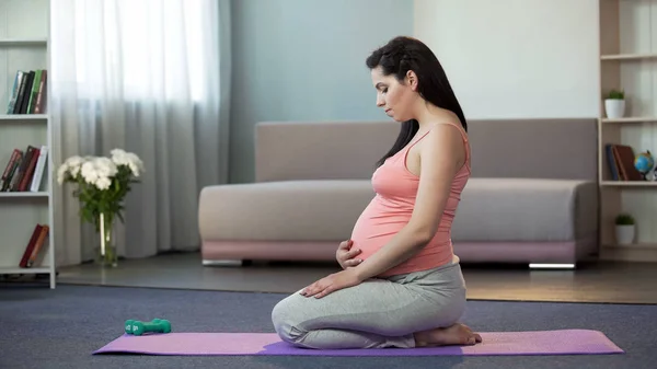 Futura Madre Haciendo Ejercicio Casa Cuerpo Entrenamiento Para Trabajo Parto — Foto de Stock