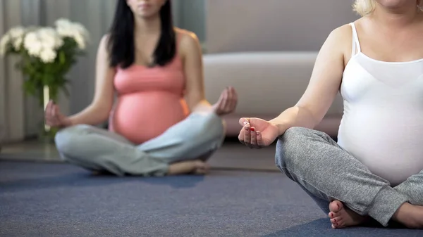 Twee Vrouwen Doen Yoga Oefeningen Voor Zwangere Ontspannen Kalmeren Thuis — Stockfoto