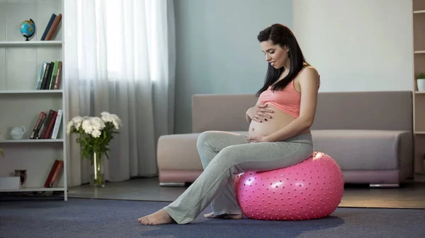 Zwangere Jongedame Luisteren Naar Haar Babys Verslaan Zittend Fitness Bal — Stockfoto
