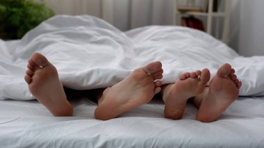 Erkek kadın, onun ayak, çatışma ve kriz ilişkide dokunmaya çalışıyor