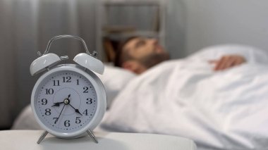 Sabah, gece masada, zaman yönetimi zil çalar oversleeping erkek