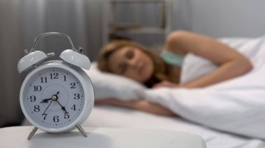 Sabah, yatak, günlük rutin zil çalar saat oversleeping kadın