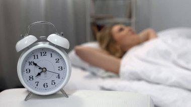 Beyaz çalar saat gece masa mutlu Bayan, sağlıklı yaşam tarzı uyanma zil