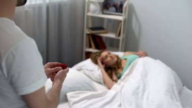 Genç erkek getirerek yüzük kutusu onun kız arkadaşı, öneri, sabah sürpriz için