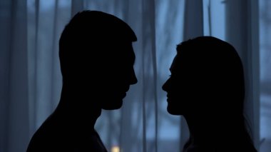 Kadın ve erkek birbirlerine bakarak karanlık oda, Romantik, aşk siluetleri