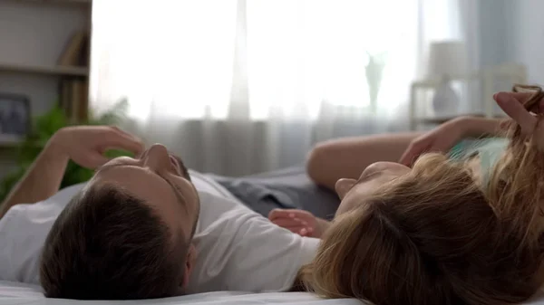 幸福的年轻夫妇躺在床上 欢笑和享受时间 温柔的关系 — 图库照片