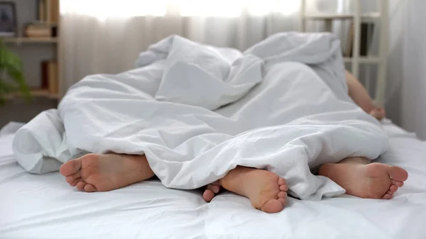 Piedi Coppia Dormire Sotto Coperta Fronte Direzioni Diverse Conflitto — Foto Stock