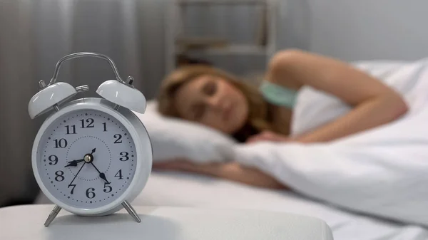 Жінка Спить Вранці Будильник Дзвонить Біля Ліжка Щоденна Рутина — стокове фото