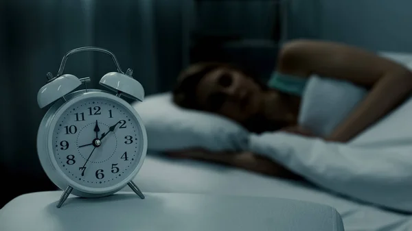 Молода Леді Відпочиває Ліжку Нічний Час Показується Будильнику Нічні Сни — стокове фото