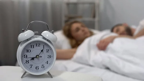 Jovem Casal Dormindo Cama Com Despertador Tocando Mesa Biorritmos Sono — Fotografia de Stock