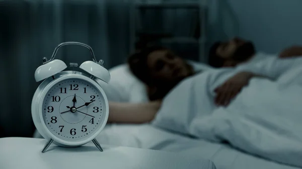 Young Couple Lying Asleep Bed Night Clock Standing Sleep Phases — Stock Photo, Image