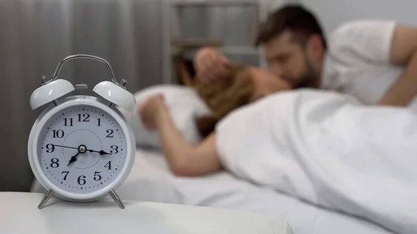 Heureux Mâle Embrassant Petite Amie Réveillée Avec Réveil Matin Famille — Photo