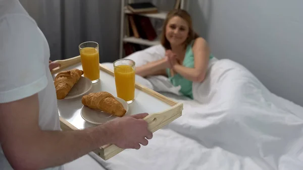 Marito Che Porta Vassoio Con Colazione Moglie Sdraiato Letto San — Foto Stock